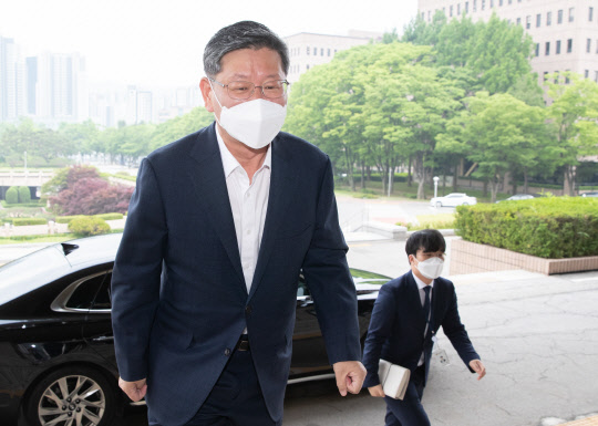 이용구 법무부 차관이 24일 오전 경기도 과천 법무부 청사에 출근하고 있다.  연합뉴스